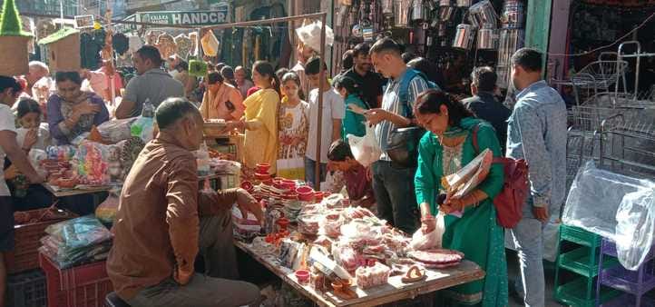 नाहन में एक ज्वेलर्स की दुकान में धनतेरस पर खरीदारी करते ग्राहक। संवाद
