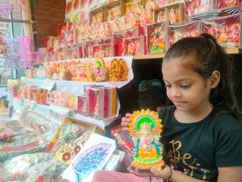 निर्वेश कुमार, बर्तन व्यापारी।संवाद निर्वेश कुमार, बर्तन व्यापारी।संवाद