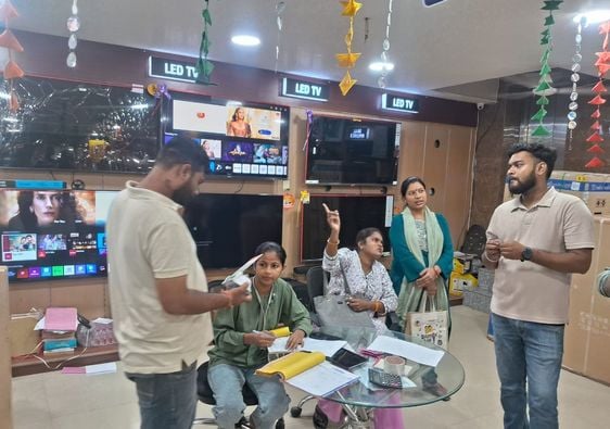 निर्वेश कुमार, बर्तन व्यापारी।संवाद निर्वेश कुमार, बर्तन व्यापारी।संवाद