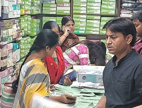 निर्वेश कुमार, बर्तन व्यापारी।संवाद निर्वेश कुमार, बर्तन व्यापारी।संवाद