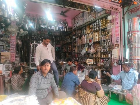 निर्वेश कुमार, बर्तन व्यापारी।संवाद निर्वेश कुमार, बर्तन व्यापारी।संवाद
