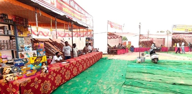 ओरछी में हाई-वे किनारे बिक रही आतिशबाजी। संवाद ओरछी में हाई-वे किनारे बिक रही आतिशबाजी। संवाद
