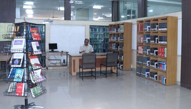 प्रदर्शनी में महिलाओं को ब्लॉक प्रिंटिंग से सजे कपड़े की जानकारी देतीं उन्नति स्वयं सहायता समूह