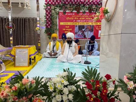 रवालों गांव स्थित गुरुद्वारा श्री हुकुमसर साहिब में समागम में बैठी संगत। संवाद