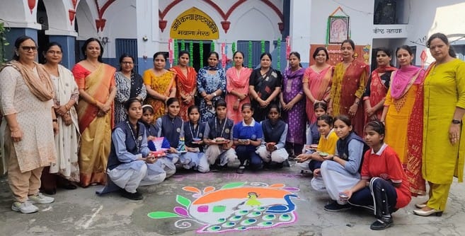 सरस्वती विद्या मंदिर में दीवाली पर पूजा अर्चना करते हुए। (स्त्रोत स्कूल) मवाना। सरस्वती विद्या मंदिर में दीवाली पर पूजा अर्चना करते हुए। (स्त्रोत स्कूल) मवाना।