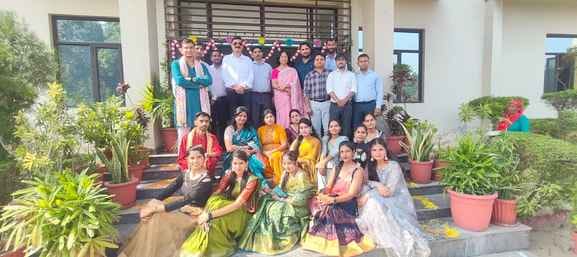 सरस्वती विद्या मंदिर में दीवाली पर पूजा अर्चना करते हुए। (स्त्रोत स्कूल) मवाना। सरस्वती विद्या मंदिर में दीवाली पर पूजा अर्चना करते हुए। (स्त्रोत स्कूल) मवाना।