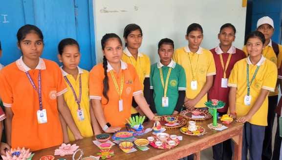 सरस्वती विद्या मंदिर में दीवाली पर पूजा अर्चना करते हुए। (स्त्रोत स्कूल) मवाना। सरस्वती विद्या मंदिर में दीवाली पर पूजा अर्चना करते हुए। (स्त्रोत स्कूल) मवाना।
