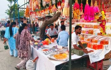सिराथू कस्बे में लगी लाई गट्टे की दुकान।   संवाद
