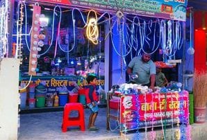 सिराथू कस्बे में लगी लाई गट्टे की दुकान।   संवाद