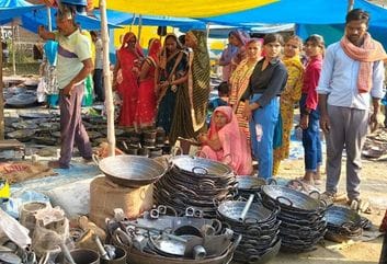 सिराथू कस्बे में लगी लाई गट्टे की दुकान।   संवाद
