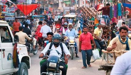 सिराथू कस्बे में लगी लाई गट्टे की दुकान।   संवाद