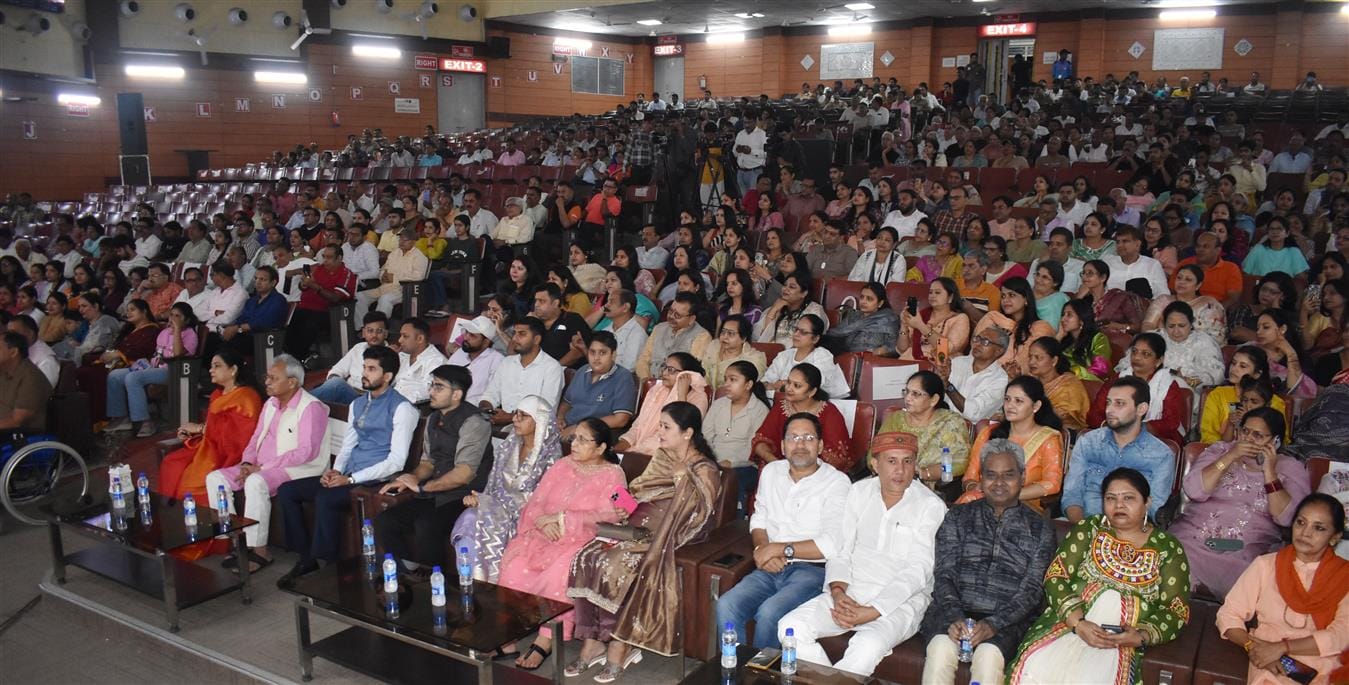 सीसीएसयू के नेताजी सुभाष चंद्र बोस प्रेक्षागृह में अमर उजाला जीवांजलि कार्यक्रम में जया किशोरी सीसीएसयू के नेताजी सुभाष चंद्र बोस प्रेक्षागृह में अमर उजाला जीवांजलि कार्यक्रम में जया किशोरी