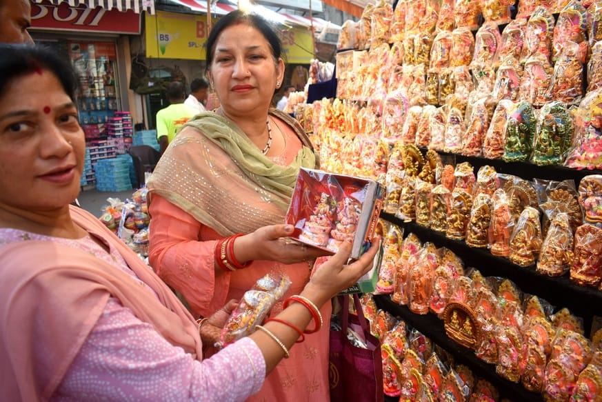 सेंट्रल मार्केट में दीपावली की खरीदारी....अमर उजाला सेंट्रल मार्केट में दीपावली की खरीदारी....अमर उजाला