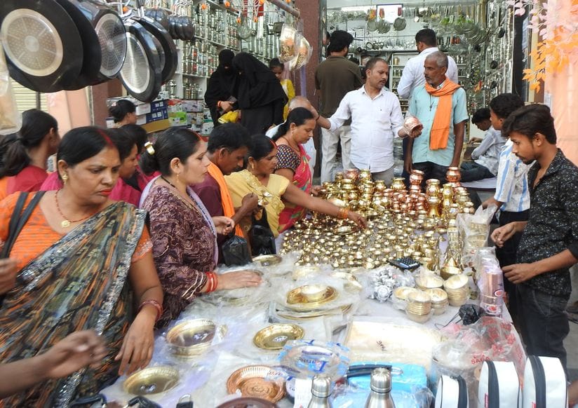 सिद्धार्थ तिराहे पर प्रतिमा खरीदारी के दौरान लगी भीड़। संवाद सिद्धार्थ तिराहे पर प्रतिमा खरीदारी के दौरान लगी भीड़। संवाद