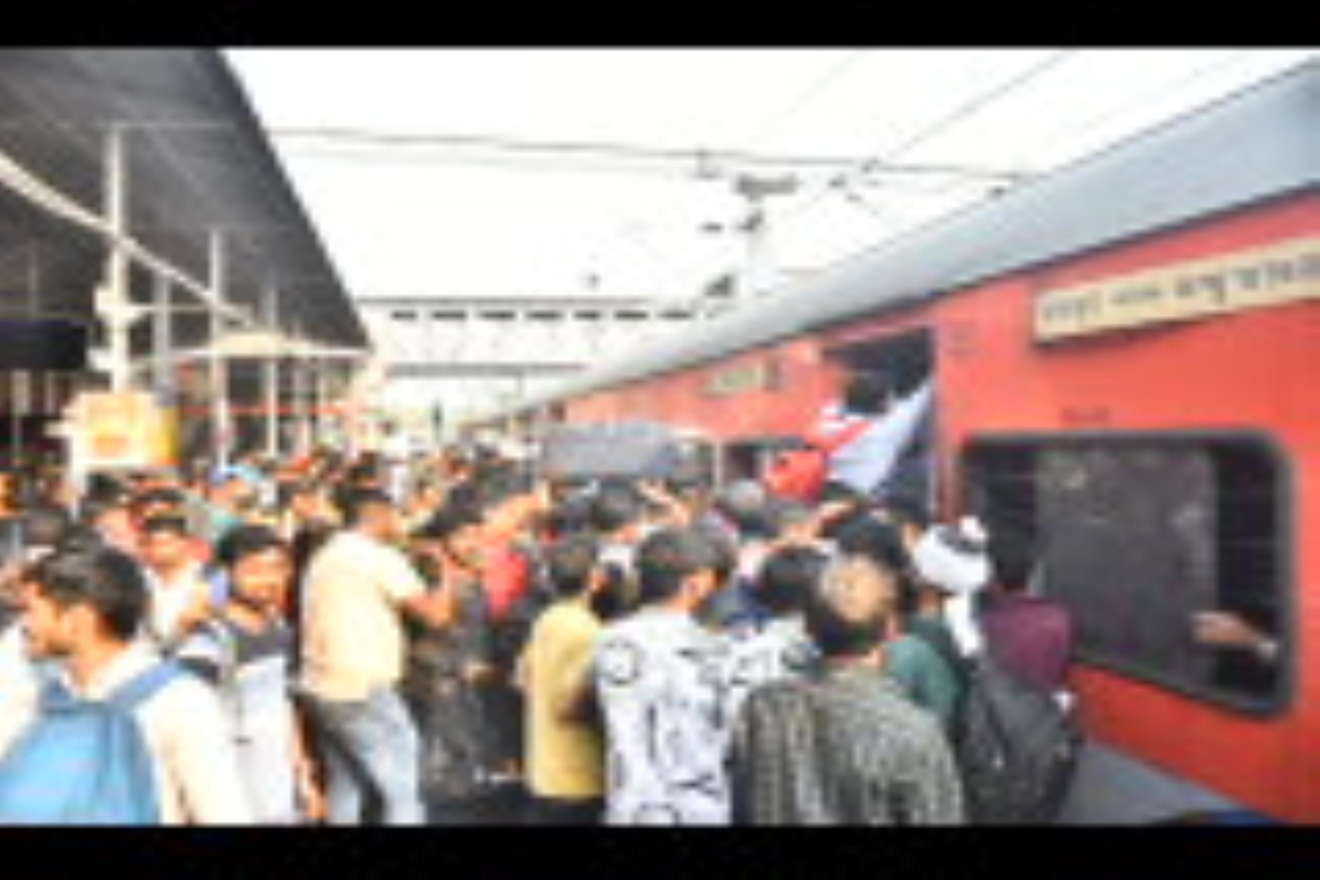 ट्रेनों में भीड़ और स्टेशन पर चेकिंग करती जीआरपी। ट्रेनों में भीड़ और स्टेशन पर चेकिंग करती जीआरपी।