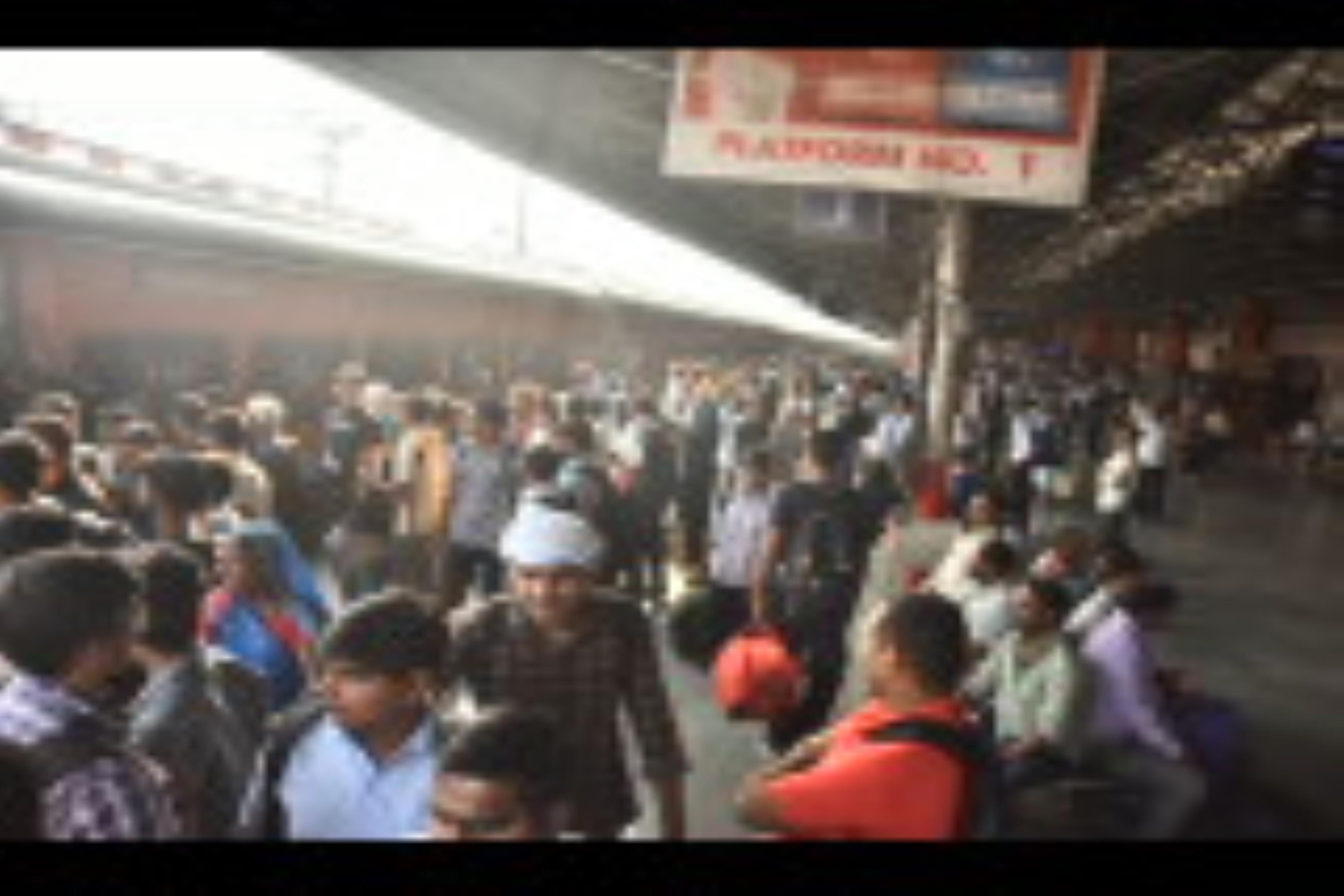 ट्रेनों में भीड़ और स्टेशन पर चेकिंग करती जीआरपी। ट्रेनों में भीड़ और स्टेशन पर चेकिंग करती जीआरपी।