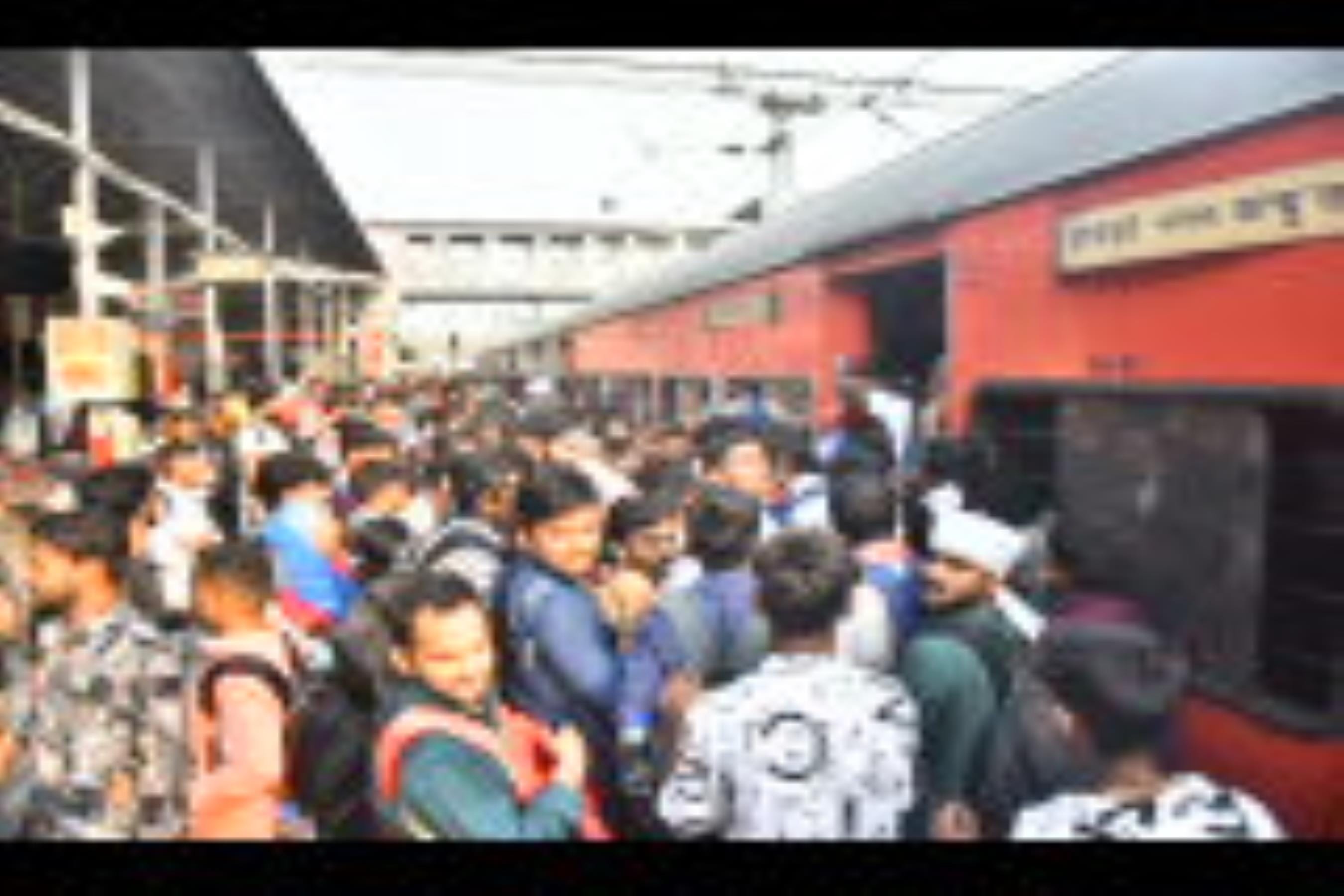ट्रेनों में भीड़ और स्टेशन पर चेकिंग करती जीआरपी। ट्रेनों में भीड़ और स्टेशन पर चेकिंग करती जीआरपी।