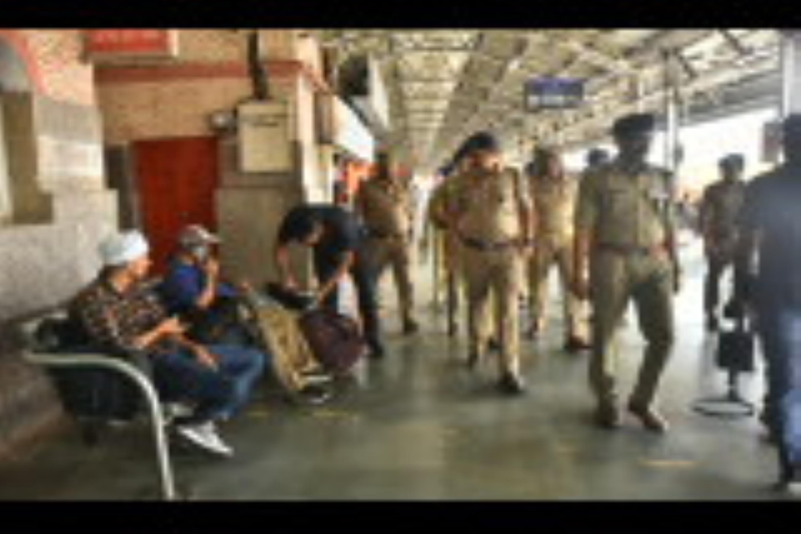 ट्रेनों में भीड़ और स्टेशन पर चेकिंग करती जीआरपी। ट्रेनों में भीड़ और स्टेशन पर चेकिंग करती जीआरपी।