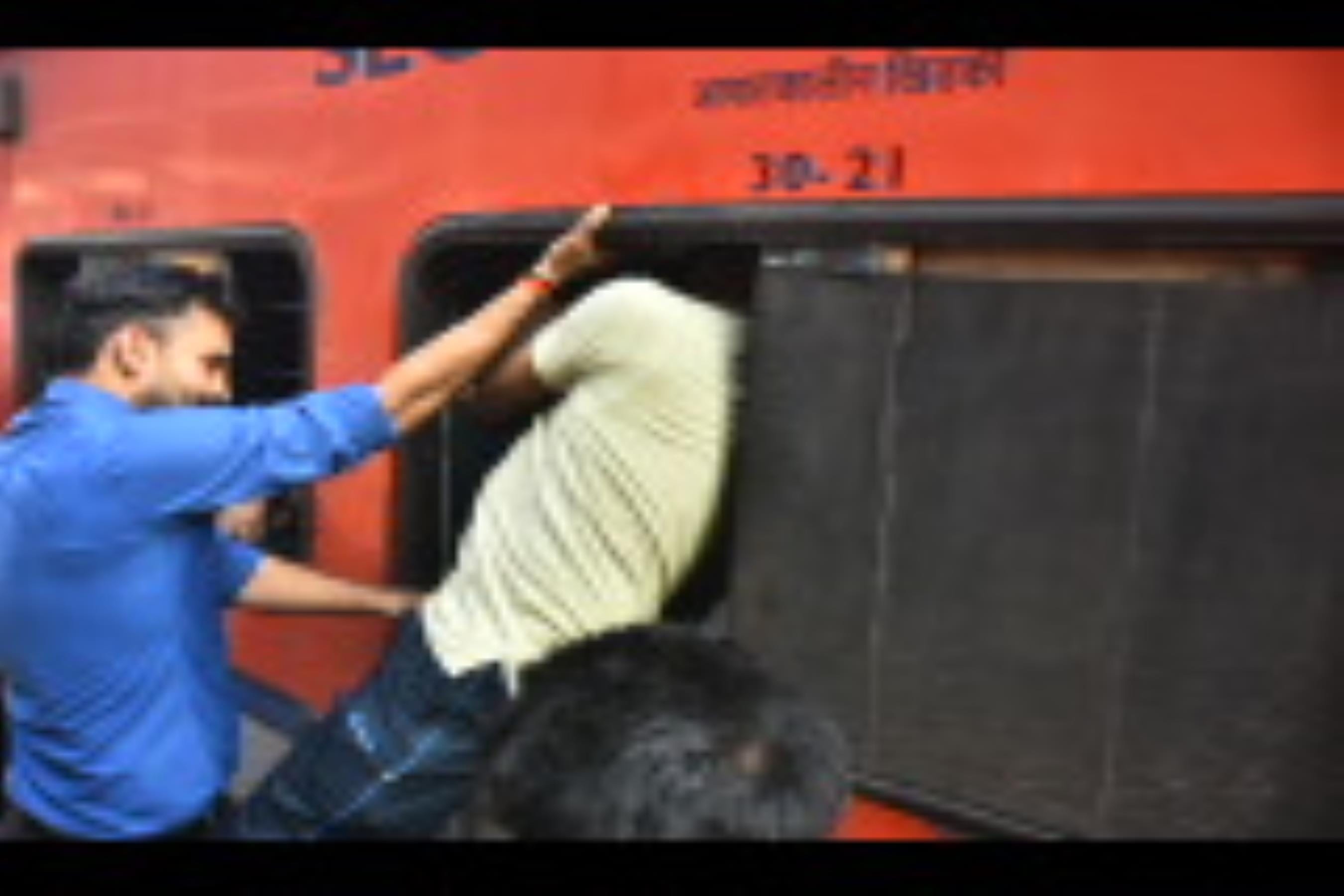 ट्रेनों में भीड़ और स्टेशन पर चेकिंग करती जीआरपी। ट्रेनों में भीड़ और स्टेशन पर चेकिंग करती जीआरपी।