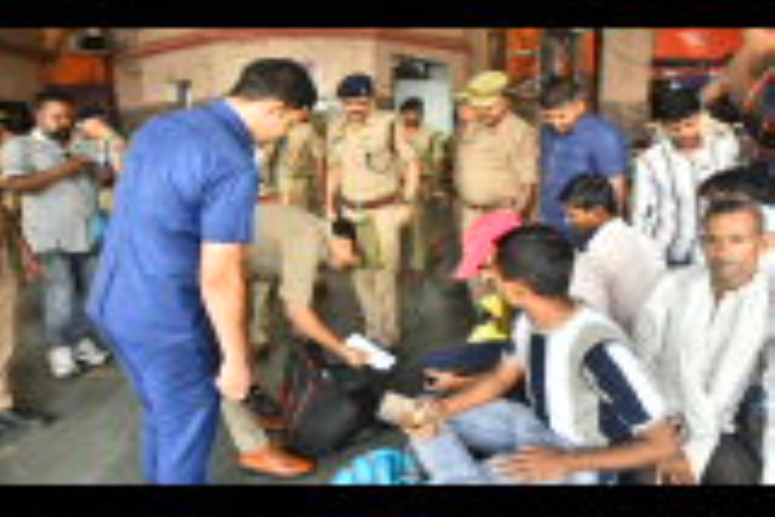 ट्रेनों में भीड़ और स्टेशन पर चेकिंग करती जीआरपी। ट्रेनों में भीड़ और स्टेशन पर चेकिंग करती जीआरपी।