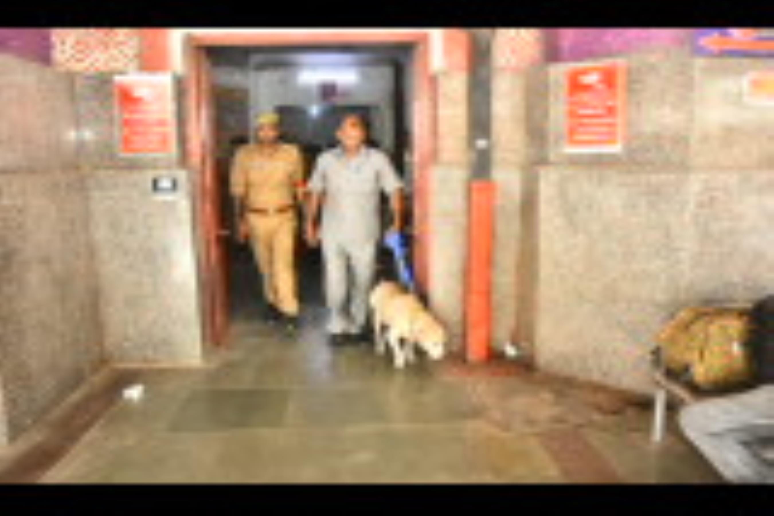 ट्रेनों में भीड़ और स्टेशन पर चेकिंग करती जीआरपी। ट्रेनों में भीड़ और स्टेशन पर चेकिंग करती जीआरपी।