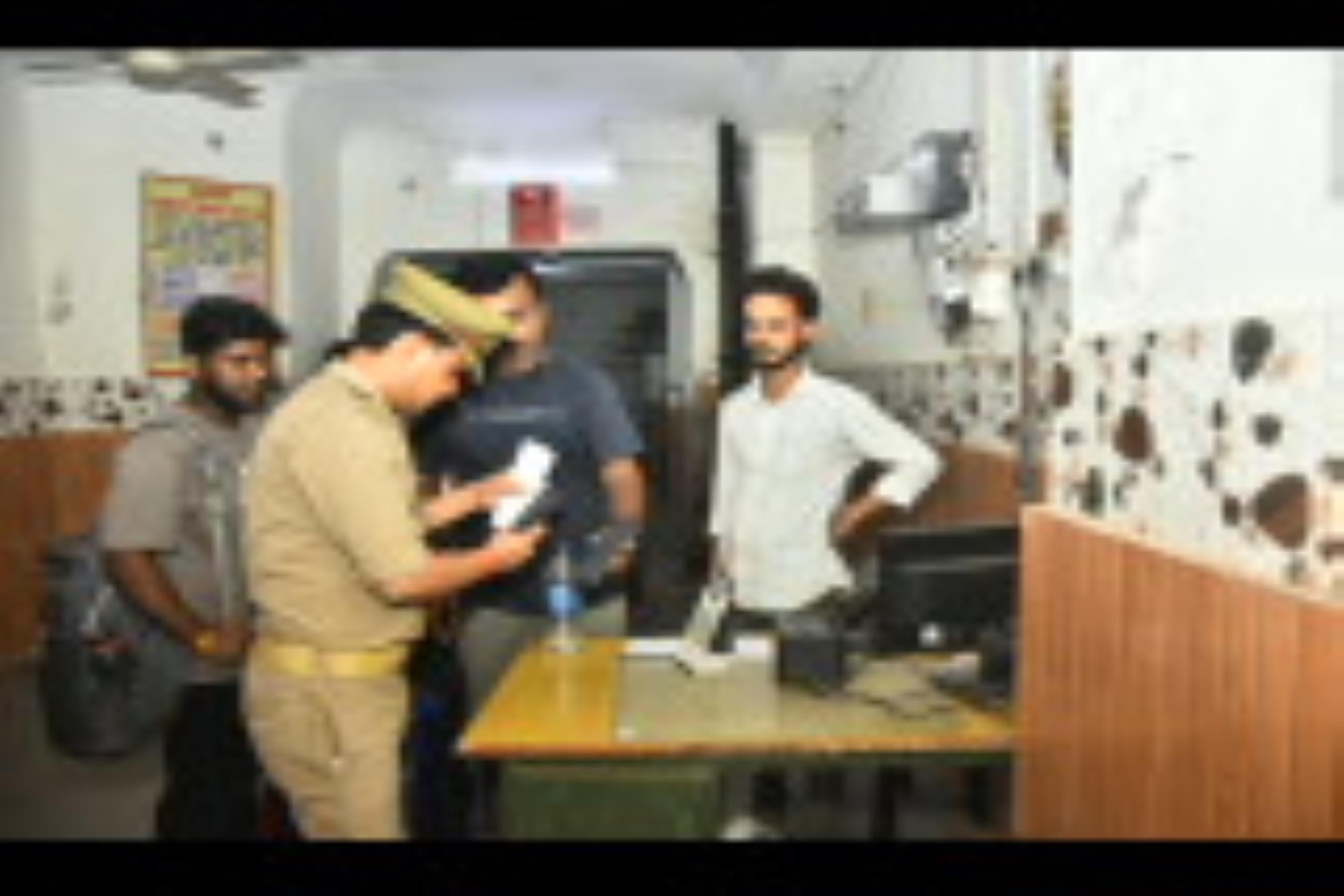 ट्रेनों में भीड़ और स्टेशन पर चेकिंग करती जीआरपी। ट्रेनों में भीड़ और स्टेशन पर चेकिंग करती जीआरपी।