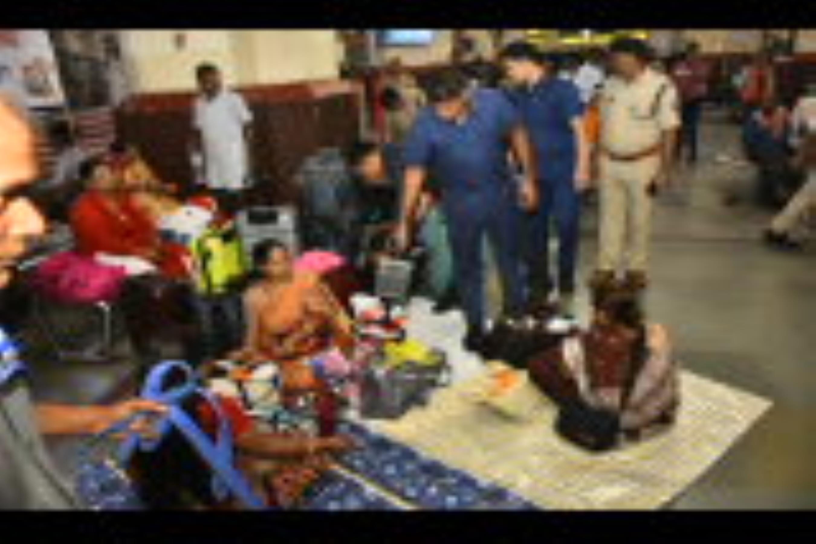 ट्रेनों में भीड़ और स्टेशन पर चेकिंग करती जीआरपी। ट्रेनों में भीड़ और स्टेशन पर चेकिंग करती जीआरपी।