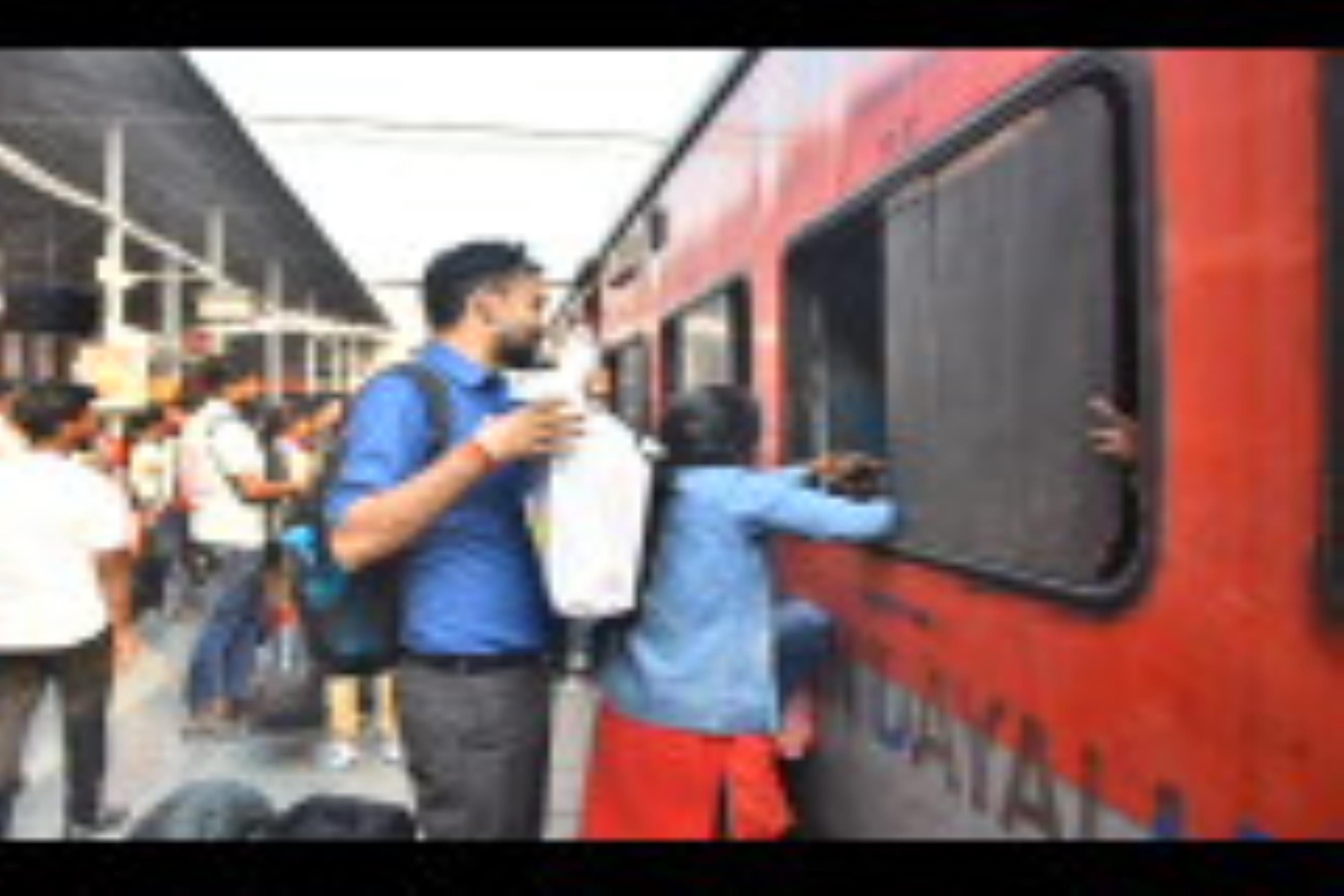 ट्रेनों में भीड़ और स्टेशन पर चेकिंग करती जीआरपी। ट्रेनों में भीड़ और स्टेशन पर चेकिंग करती जीआरपी।
