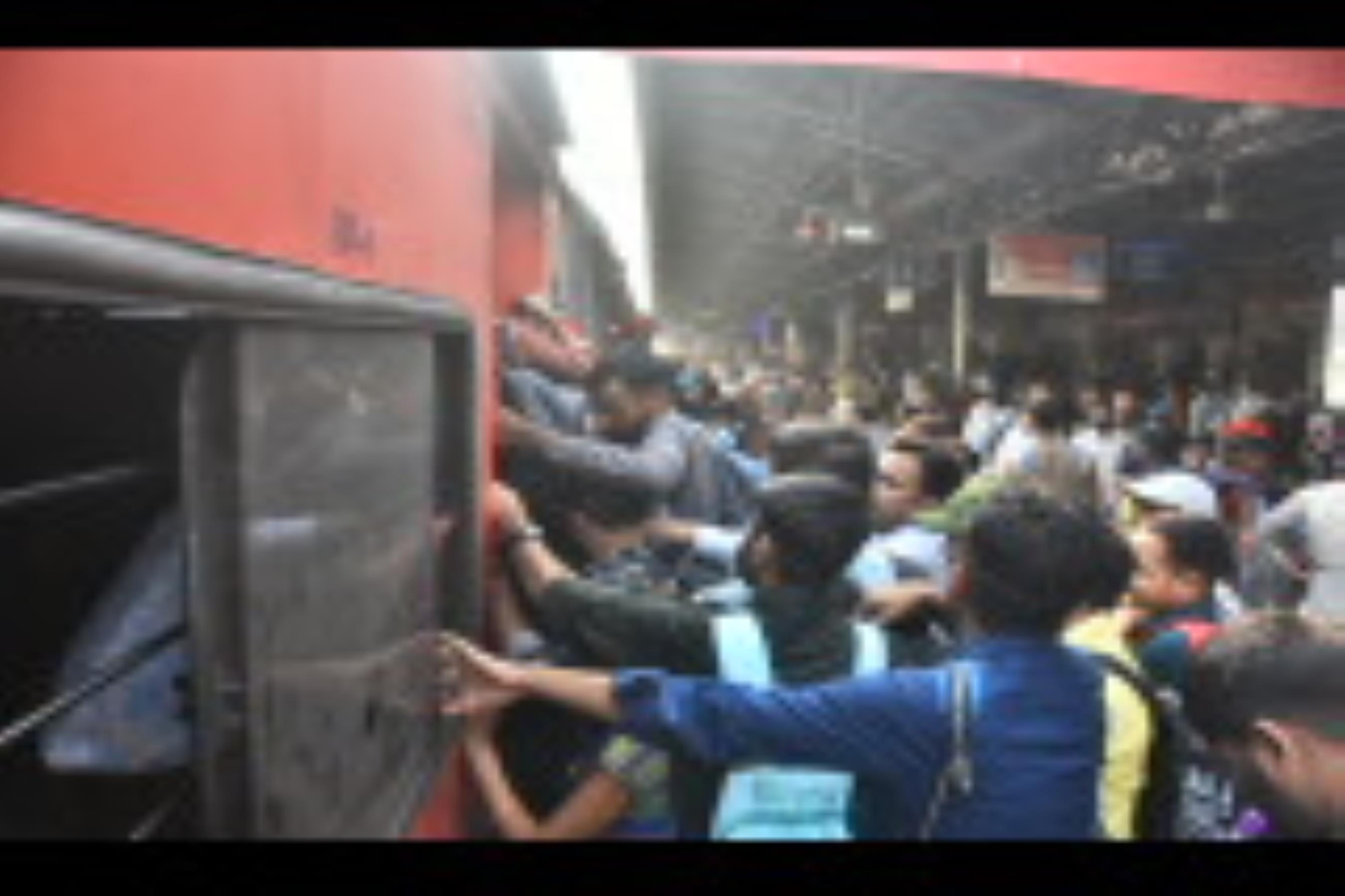ट्रेनों में भीड़ और स्टेशन पर चेकिंग करती जीआरपी। ट्रेनों में भीड़ और स्टेशन पर चेकिंग करती जीआरपी।