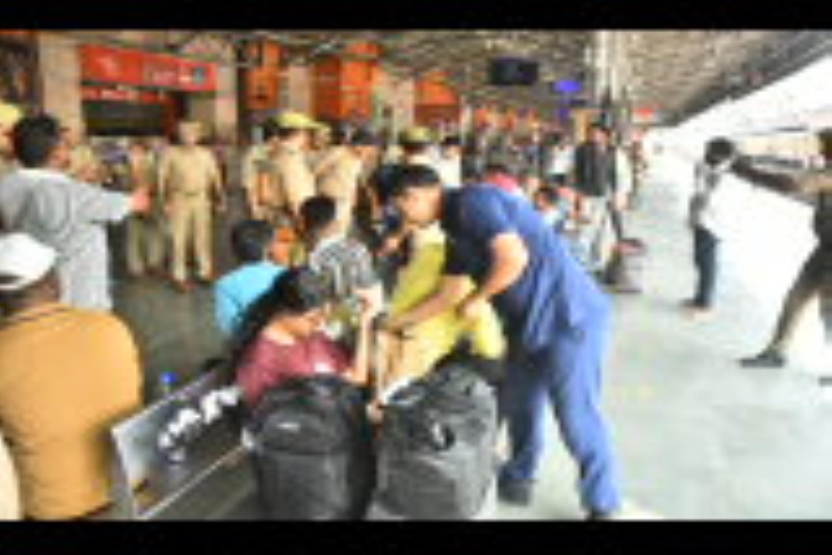 ट्रेनों में भीड़ और स्टेशन पर चेकिंग करती जीआरपी। ट्रेनों में भीड़ और स्टेशन पर चेकिंग करती जीआरपी।