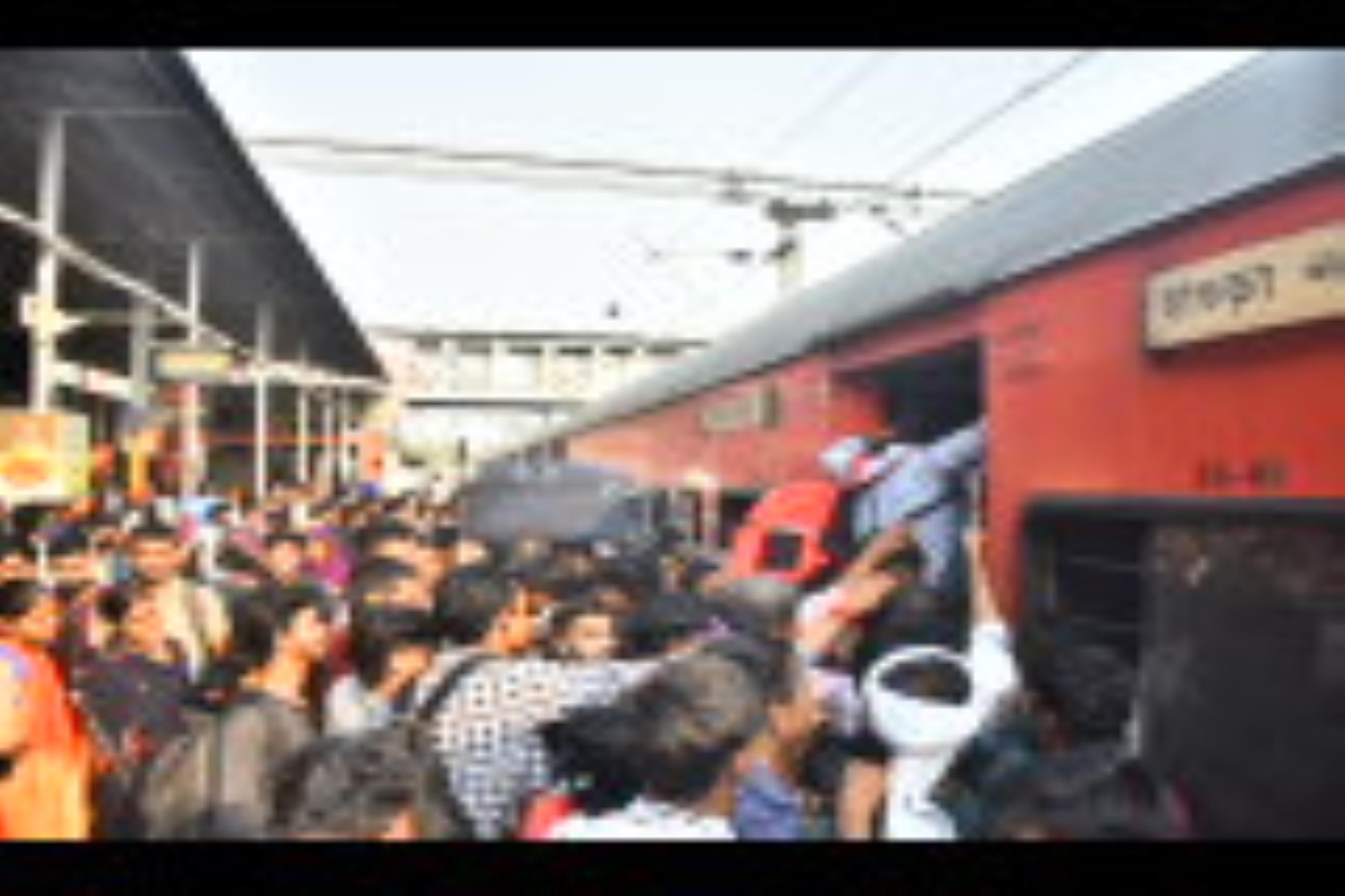 ट्रेनों में भीड़ और स्टेशन पर चेकिंग करती जीआरपी। ट्रेनों में भीड़ और स्टेशन पर चेकिंग करती जीआरपी।