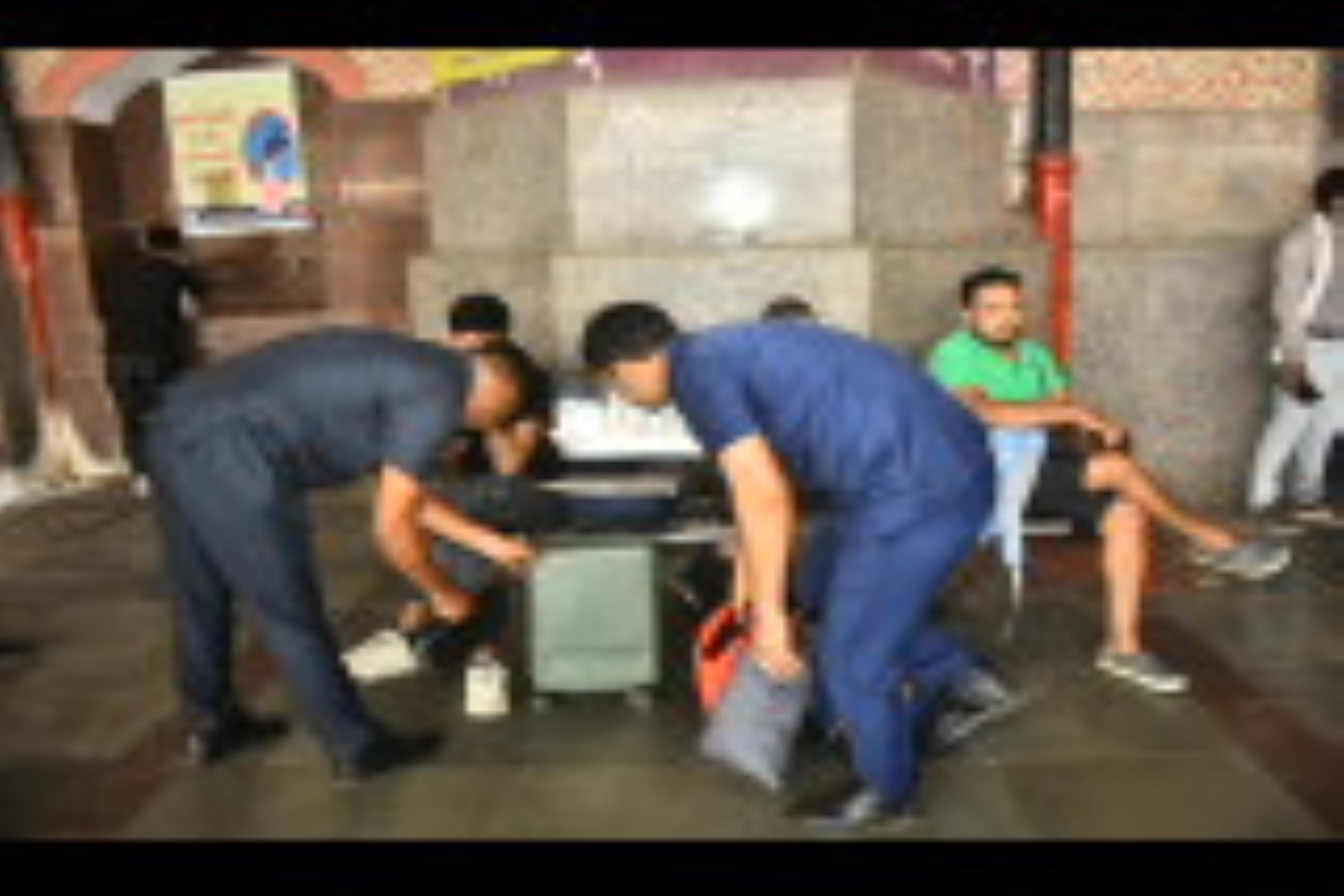 ट्रेनों में भीड़ और स्टेशन पर चेकिंग करती जीआरपी। ट्रेनों में भीड़ और स्टेशन पर चेकिंग करती जीआरपी।