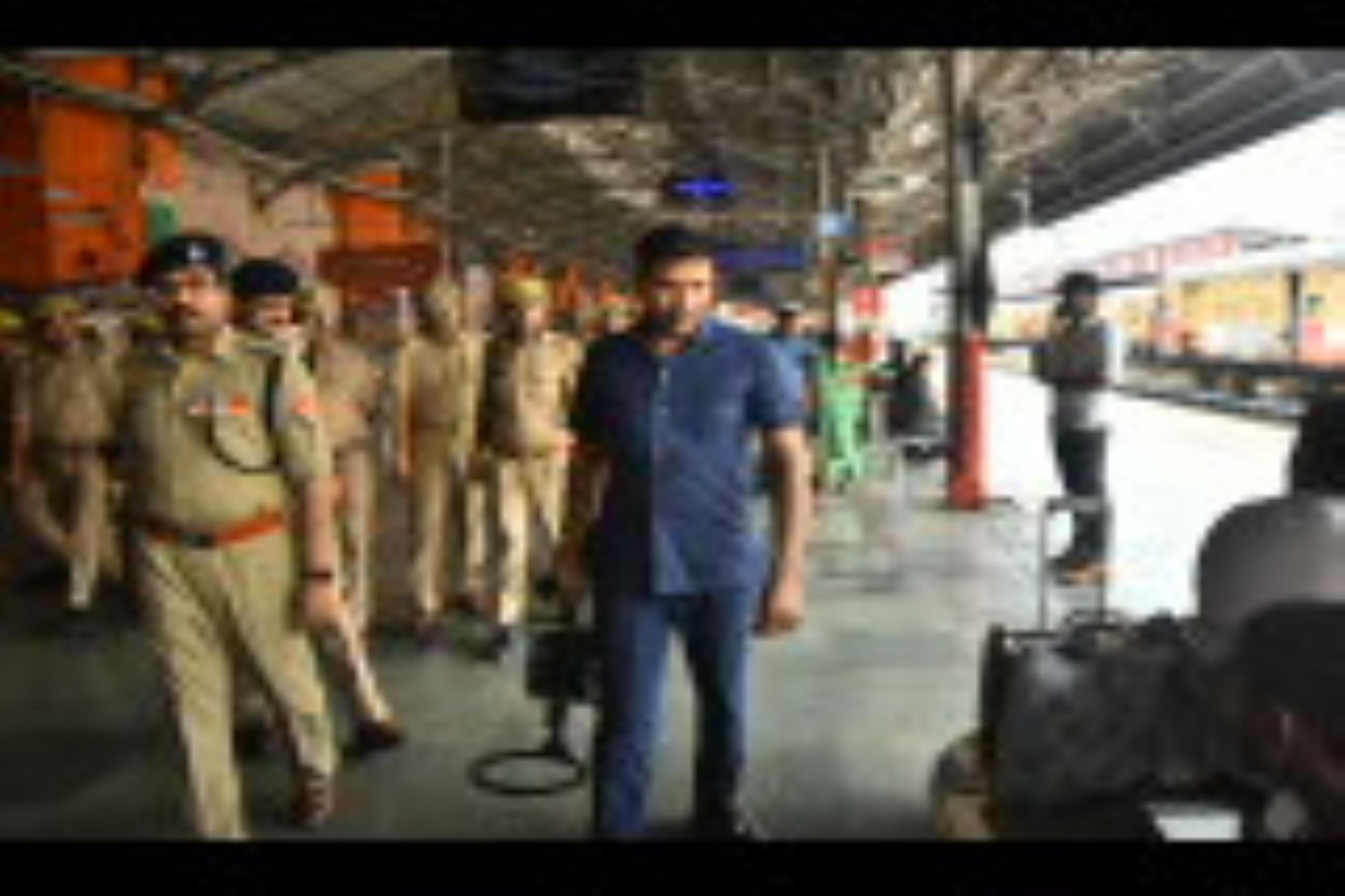 ट्रेनों में भीड़ और स्टेशन पर चेकिंग करती जीआरपी। ट्रेनों में भीड़ और स्टेशन पर चेकिंग करती जीआरपी।