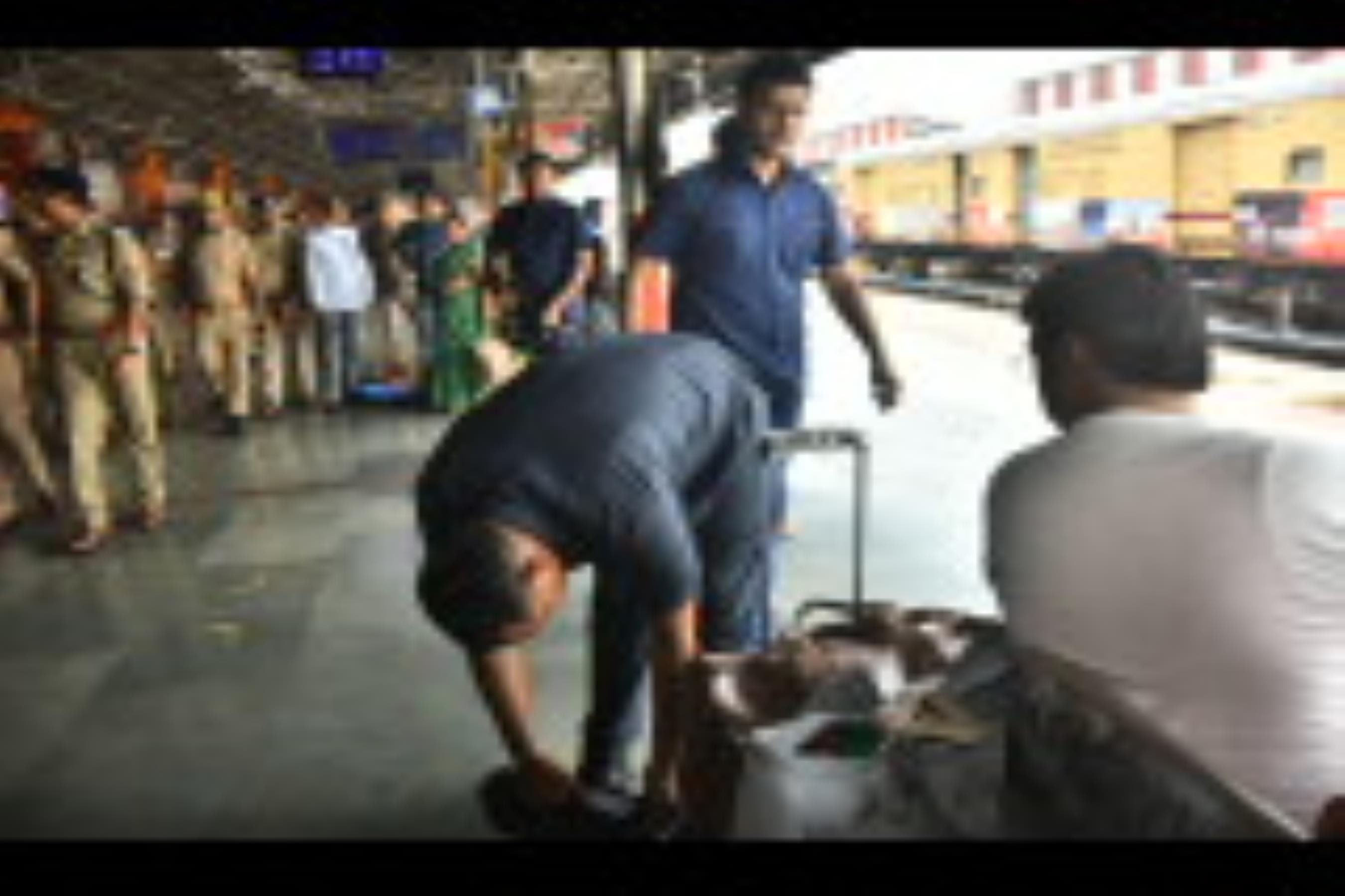 ट्रेनों में भीड़ और स्टेशन पर चेकिंग करती जीआरपी। ट्रेनों में भीड़ और स्टेशन पर चेकिंग करती जीआरपी।