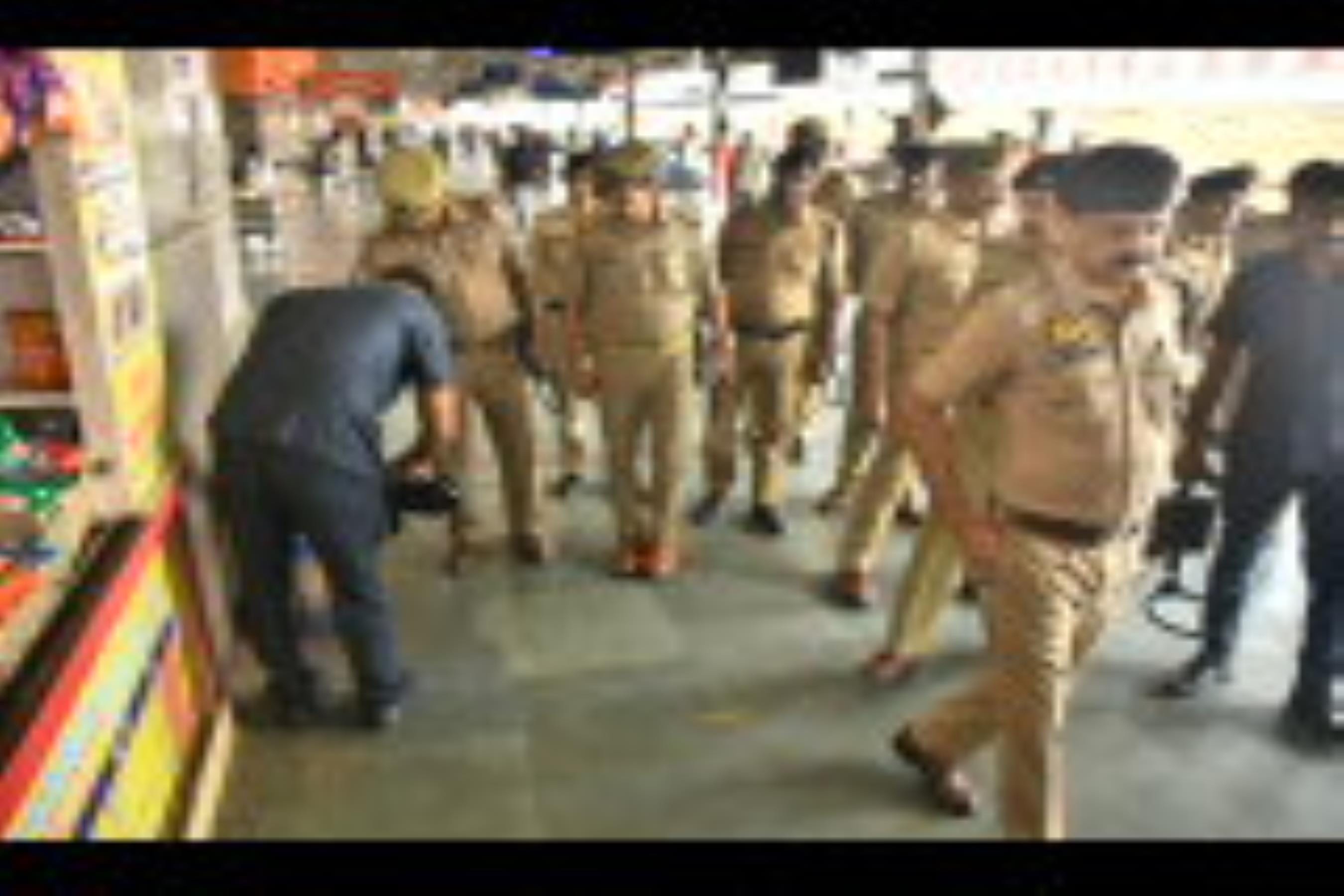 ट्रेनों में भीड़ और स्टेशन पर चेकिंग करती जीआरपी। ट्रेनों में भीड़ और स्टेशन पर चेकिंग करती जीआरपी।