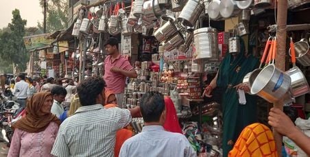 दबतोरी के बाजार में दिवाली की खरीददारी। संवाद दबतोरी के बाजार में दिवाली की खरीददारी। संवाद