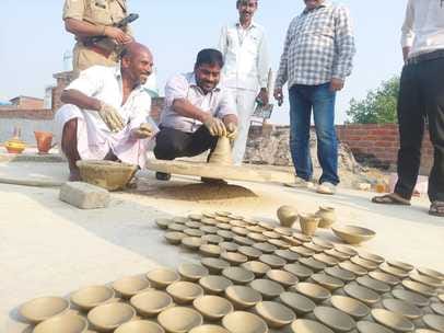 दिवाली के लिए दीये बनाते कुम्हार। संवाद दिवाली के लिए दीये बनाते कुम्हार। संवाद