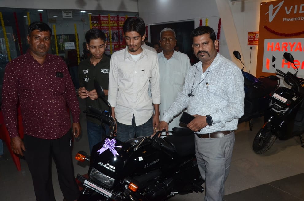 धनतेरस पर छावनी के बर्तन बाजार में बर्तन की खरीदारी करती महिला थाली में अपना चेहरा देखते हुए। फ धनतेरस पर छावनी के बर्तन बाजार में बर्तन की खरीदारी करती महिला थाली में अपना चेहरा देखते हुए। फ
