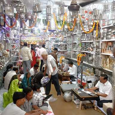 12 सीकेटीपी-17- परिचय- धनतेरस पर सराफा की दुकान में खरीदारी करते ग्राहक। संवाद 12 सीकेटीपी-17- परिचय- धनतेरस पर सराफा की दुकान में खरीदारी करते ग्राहक। संवाद