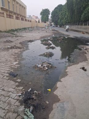 17...गोकर्ण क्षेत्र में सफाई नहीं होने से पार्क के पास लगे गंदगी के ढेर। स्रोत : नागरिक