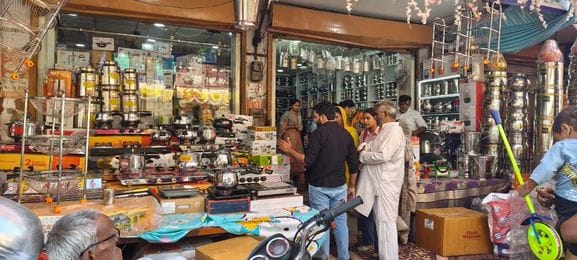 18जेएनडी05 : धनतेरस पर बाजार में लोगों की उमड़ी भीड़। संवाद 18जेएनडी05 : धनतेरस पर बाजार में लोगों की उमड़ी भीड़। संवाद