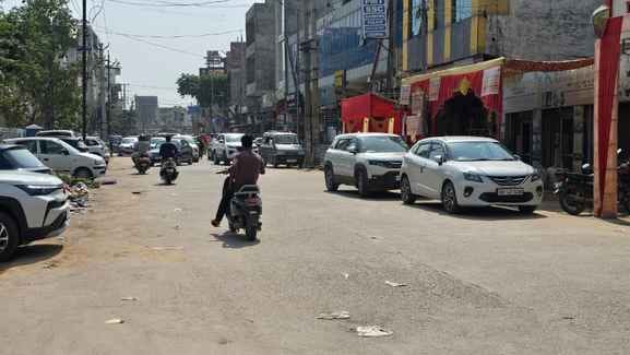 18jjrp06- शहर में रोड पर खडे़ वाहन का चालान करते पुलिस कर्मी। संवाद 18jjrp06- शहर में रोड पर खडे़ वाहन का चालान करते पुलिस कर्मी। संवाद