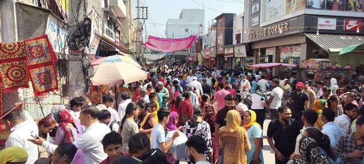 19जेएनडी10 : बाजार में लगी मिट्टी के दीयों की स्टाल। संवाद 19जेएनडी10 : बाजार में लगी मिट्टी के दीयों की स्टाल। संवाद