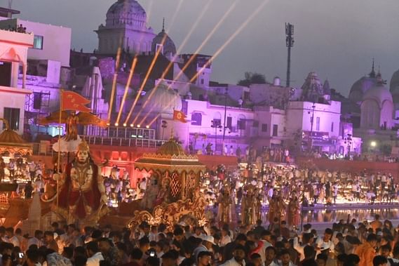 50-राम की पैड़ी पर दीपोत्सव का दृश्य