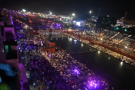50-राम की पैड़ी पर दीपोत्सव का दृश्य