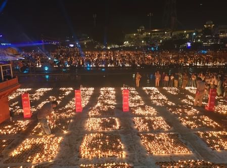 50-राम की पैड़ी पर दीपोत्सव का दृश्य