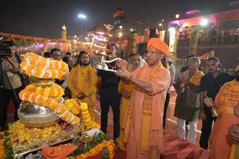 65-वर्ल्ड रिकॉर्ड के प्रमाण पत्र के साथ मौजूद मुख्यमंत्री