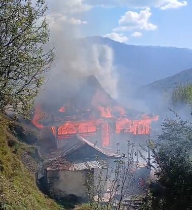 आंध्रा के बड़ा पानु में जला दो मंजिला मकान। संवाद 