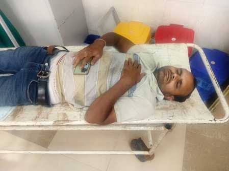 अंबाला कैंट बस स्टैंड के सामने फ्लाईओवर पर हुए हादसे में क्षतिग्रस्त बाइक को ई-रिक्शा के जरिये 
