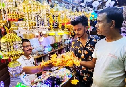 बहादुरगंज बाजार में कमलगट्टा और फूलों की खरीदारी करतीं महिलाएं। संवाद